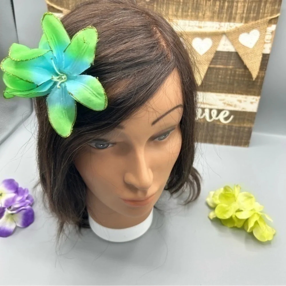 ✨NWOT Hawaiian Flower hair clip accessory